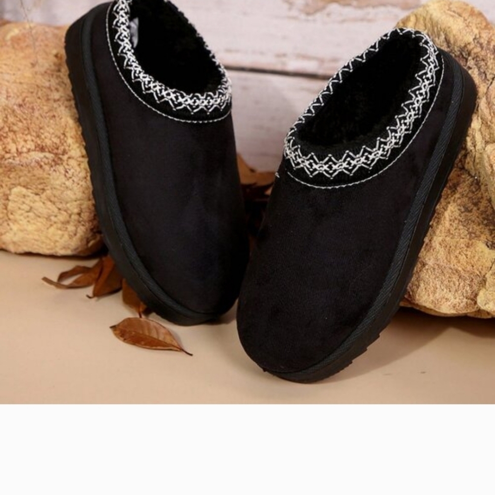Black Women's faux Fur Lined Slippers - Picture 4 of 5